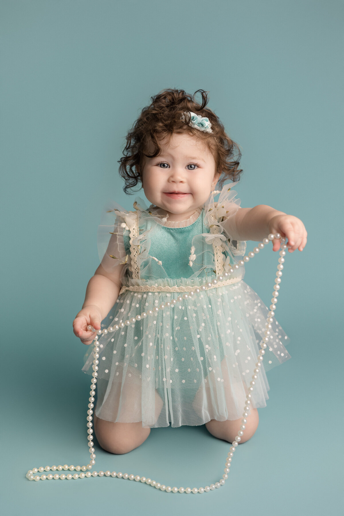 in-home-one-year-milestone-cake-smash-photography-session-Georgetown-KY-photographer-baby-girl