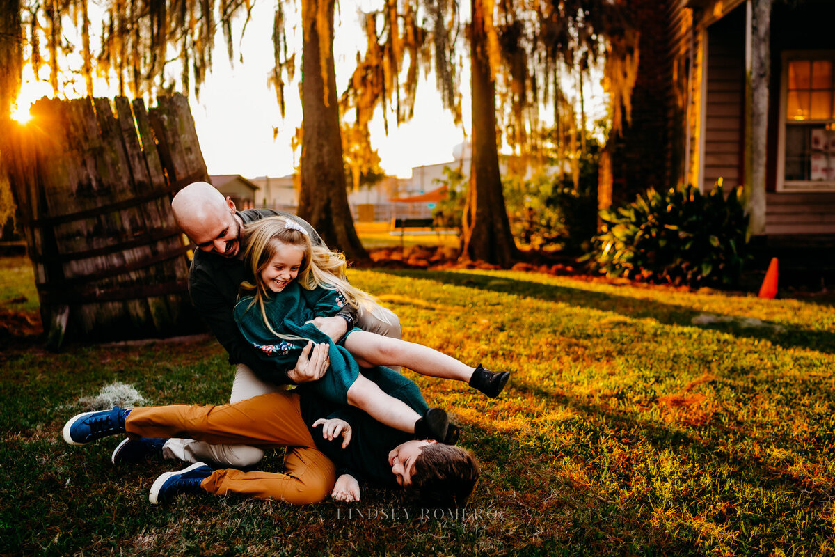 daddy and me mini photo pose playing at sunset in Patterson, la