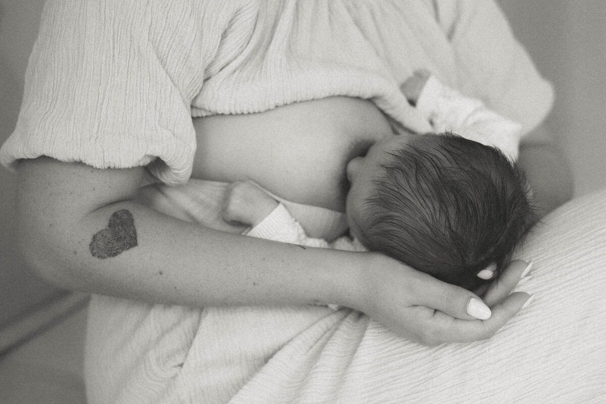 newborn fotograaf - gezinsfotograaf - zwangerschapsfotografie - videograaf - Sint-Niklaas - Pictures by Jess - Mama en baby shoot