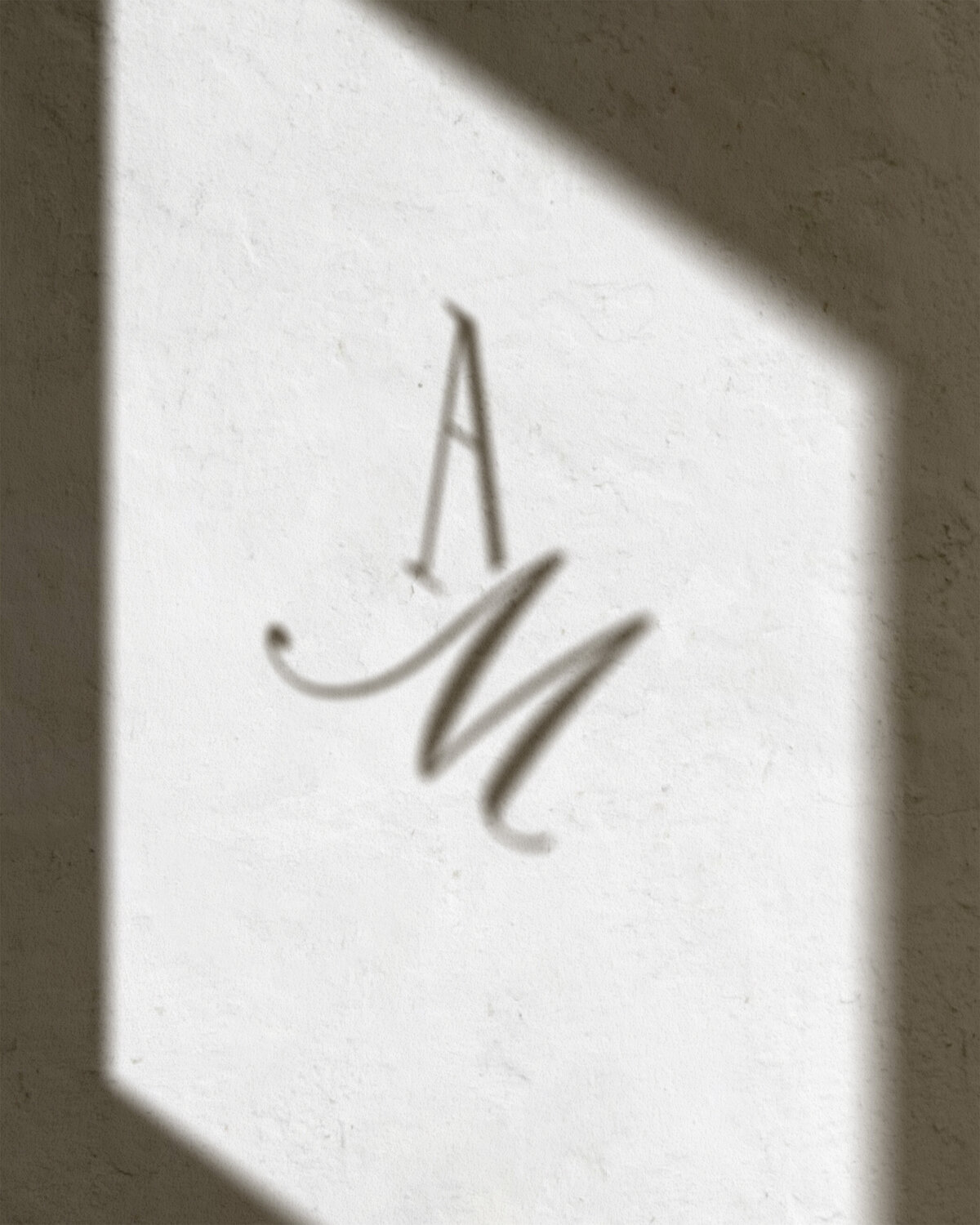 Subtiele merkidentiteit – Atelier Mae logo in schaduw