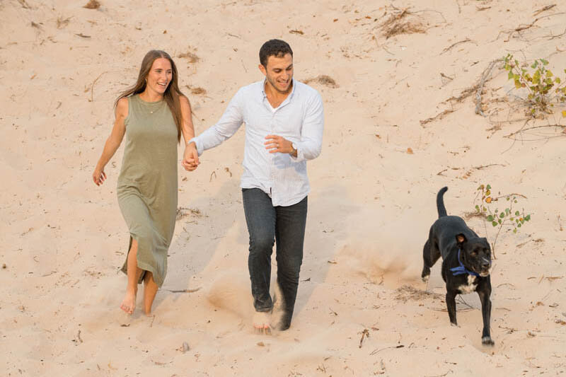 Vallosio-Photo-and-Film_couple-running-sand-dune-dog