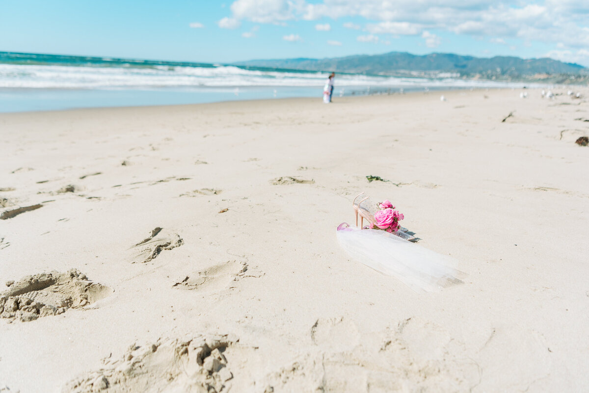 Veil and flowers - Elope on Santa Monica Beach