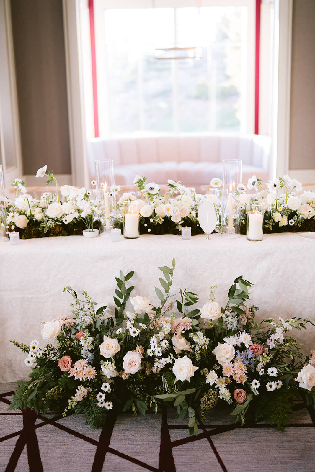 sharron-ian-aspen-mountain-wedding-head-table-flowers