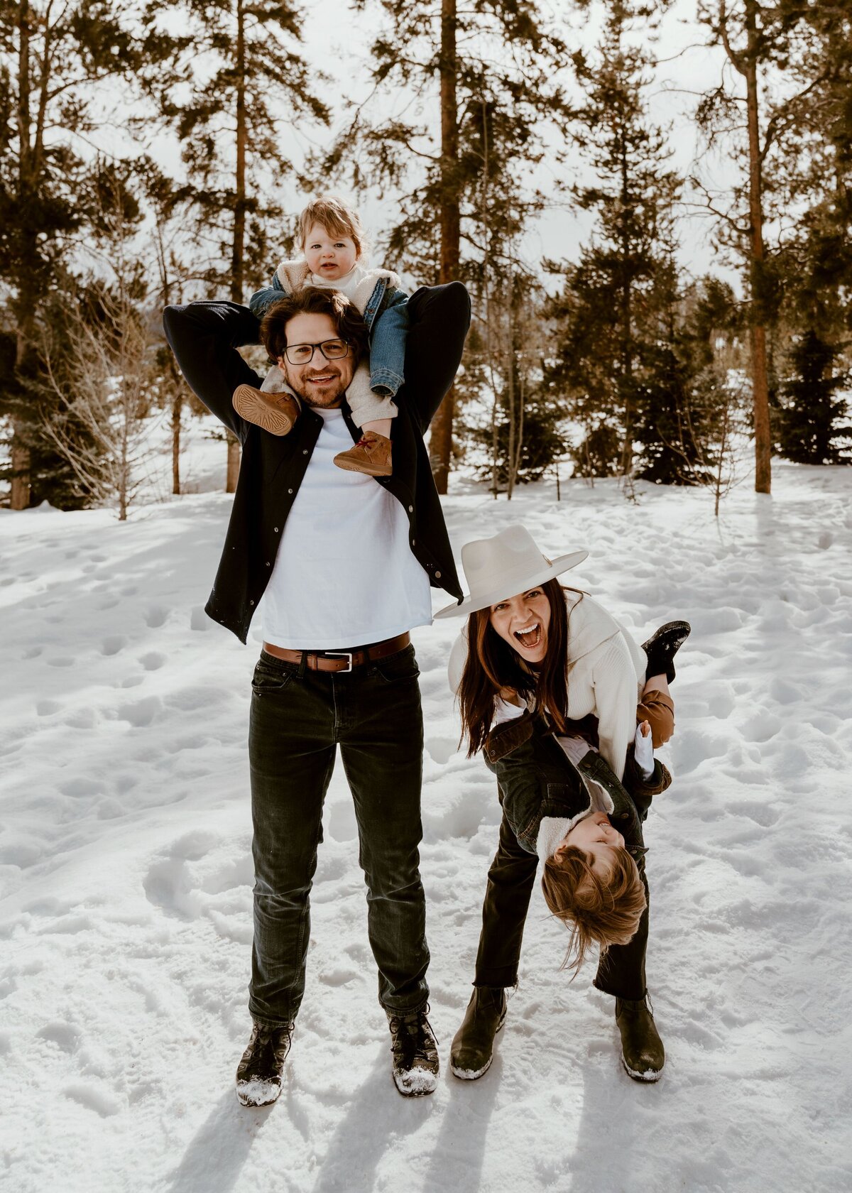 denver family photographer - family playingin snow