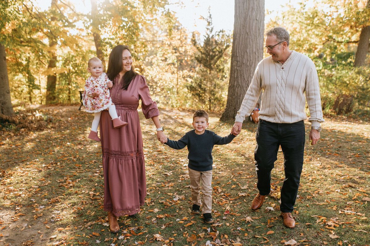 Fall-photos-of-family-holding-hands