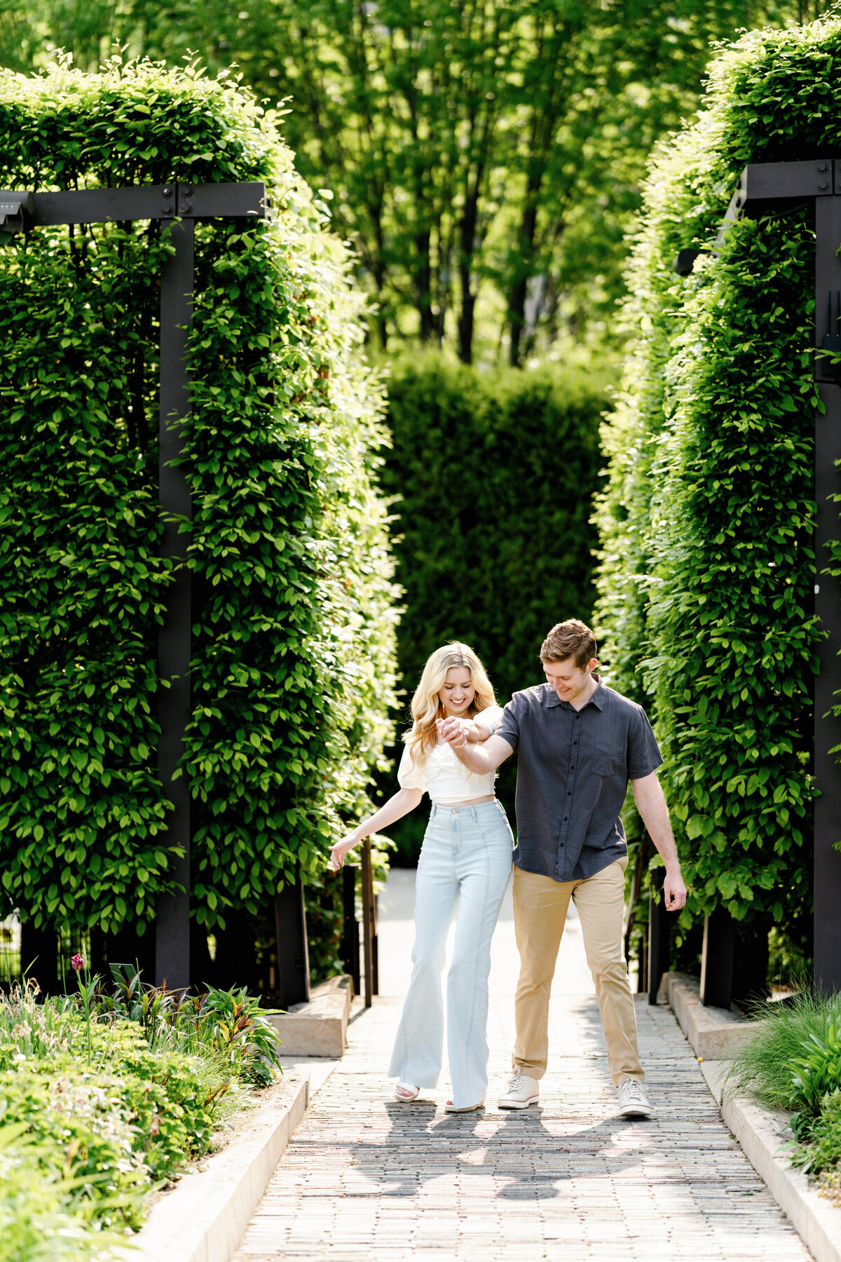 Aspen-Avenue-Chicago-Wedding-Photographer-Lyric-Opera-House-Elegant-Timeless-Classic-Luxury-Downtown-True-to-Color-Bold-Romantic-Chicago-Theater-Lurie-Garden-FAV-5