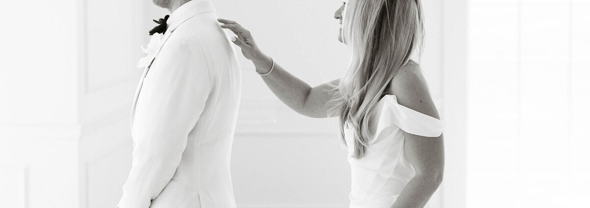 42-2_bride-groom-first-look
