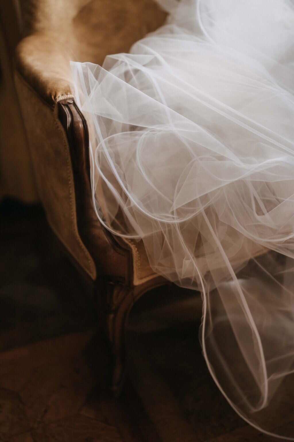 bride-veil-detail-at-villa-mangiacane-1024x1536
