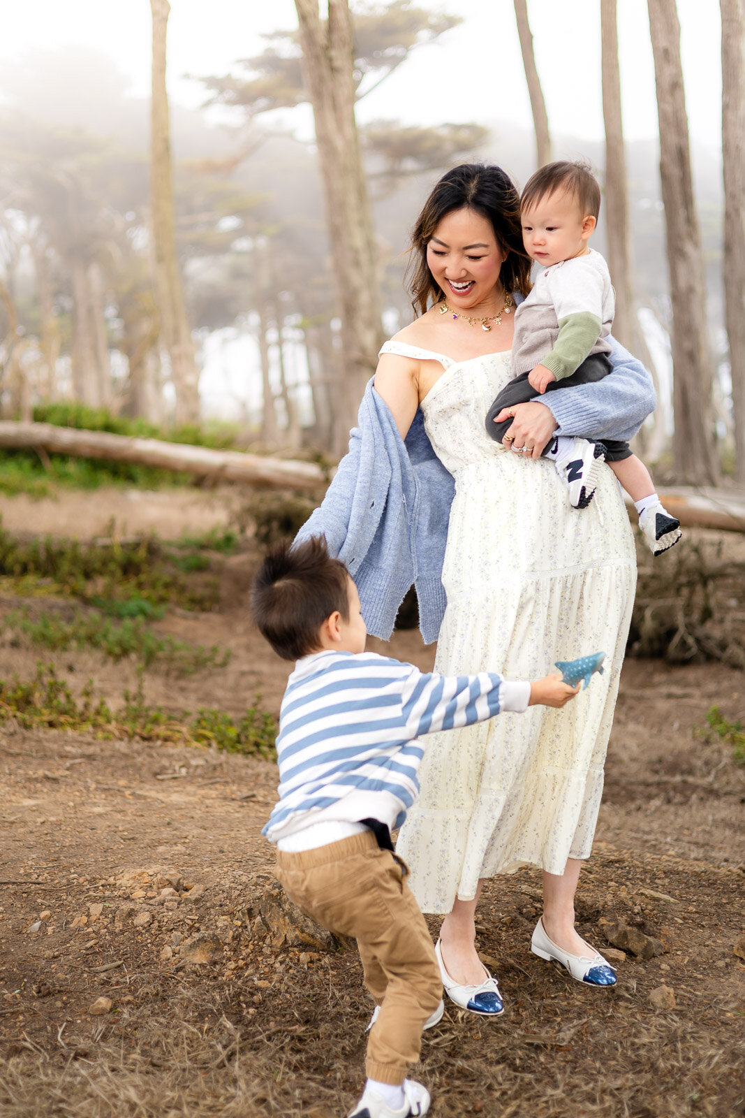 Candid moment of mother with two young sons in a misty Bay Area forest – Ellobelle Photography