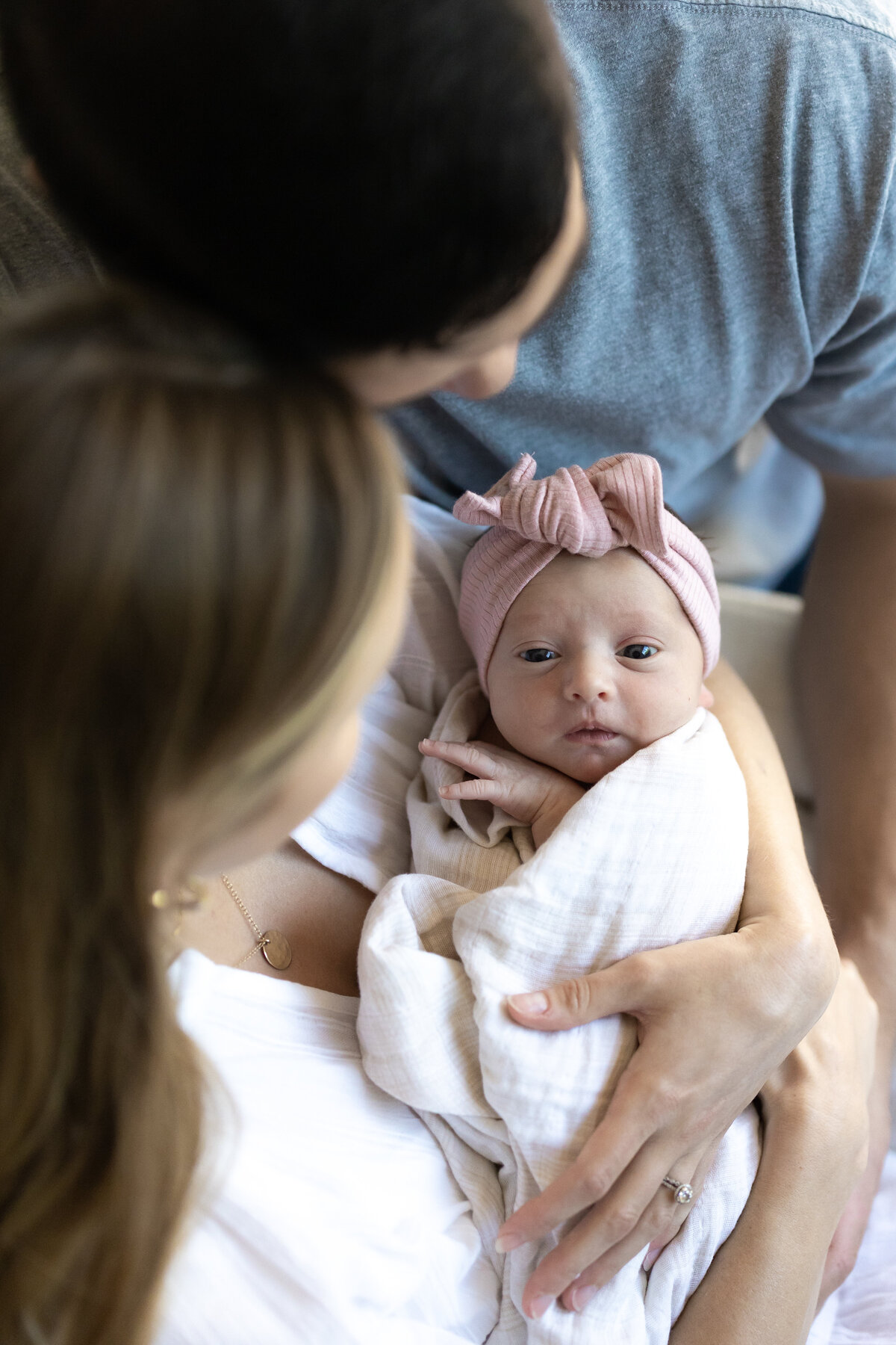 Newborn poses, newborn photo session, newborn lifestyle session, newborn photographer, big sister, family photography, in home family session