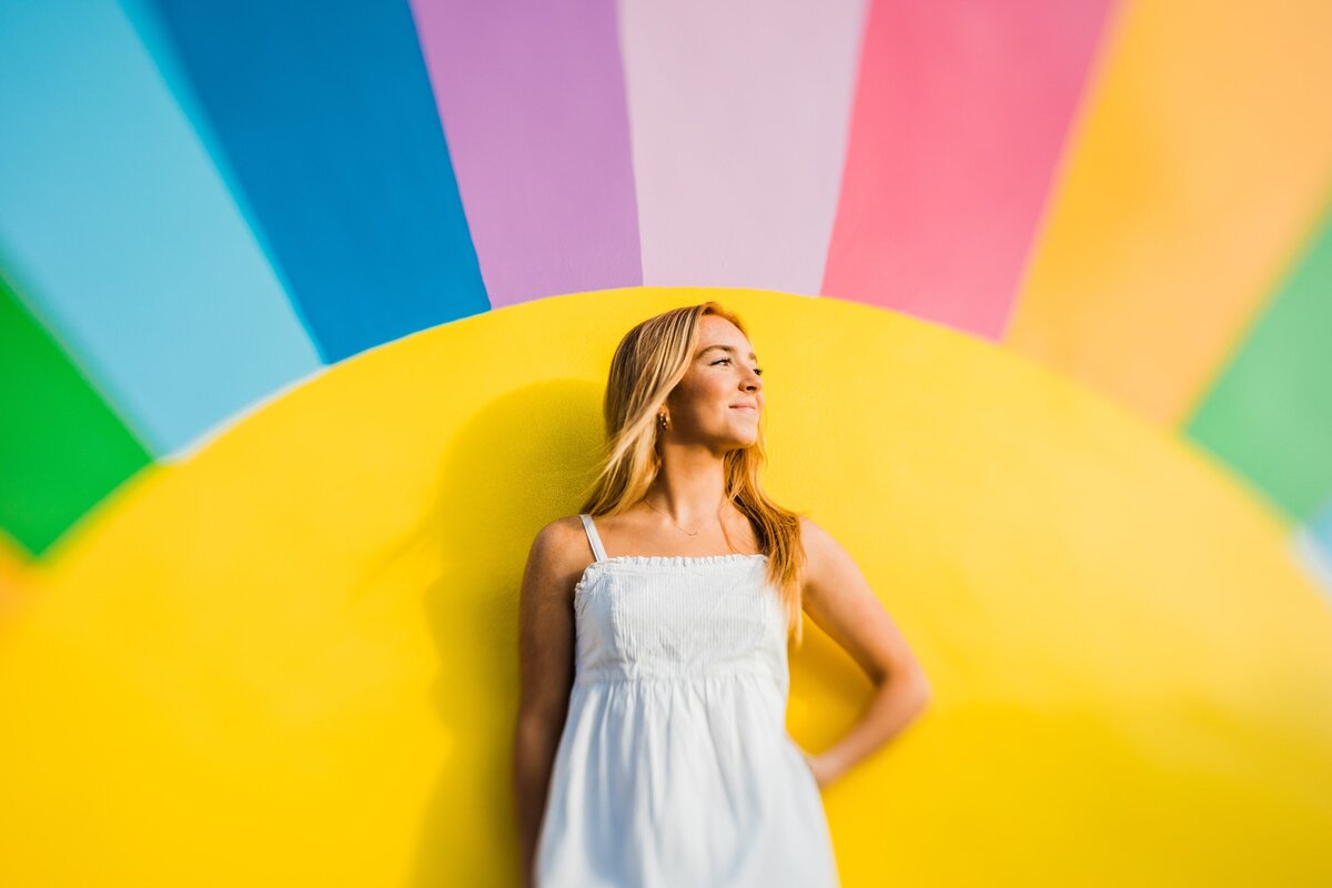 senior-in-front-of-sunshine-mural-at-manhattan-beach-creamery-taken-with-lensbaby