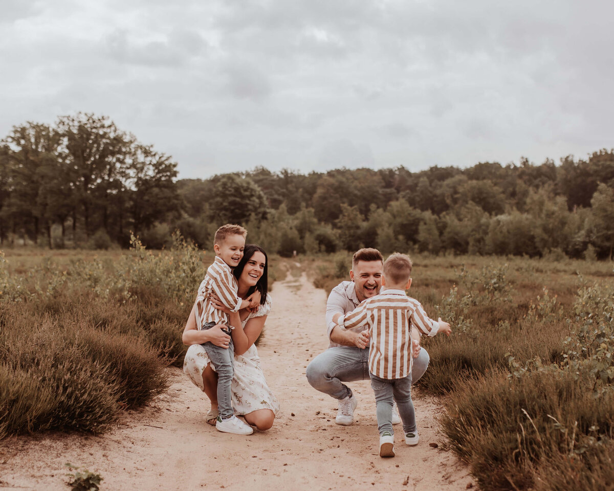 Gezinsshoot bos Limburg Jolien Leen Fotografie