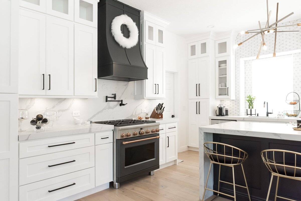 dewine design orlando interior designer modern lakehouse classic kitchen with light floors and white cabinets