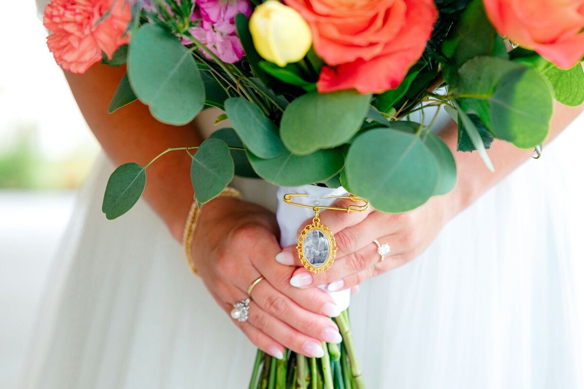 closeup-bride-bouquet-rings