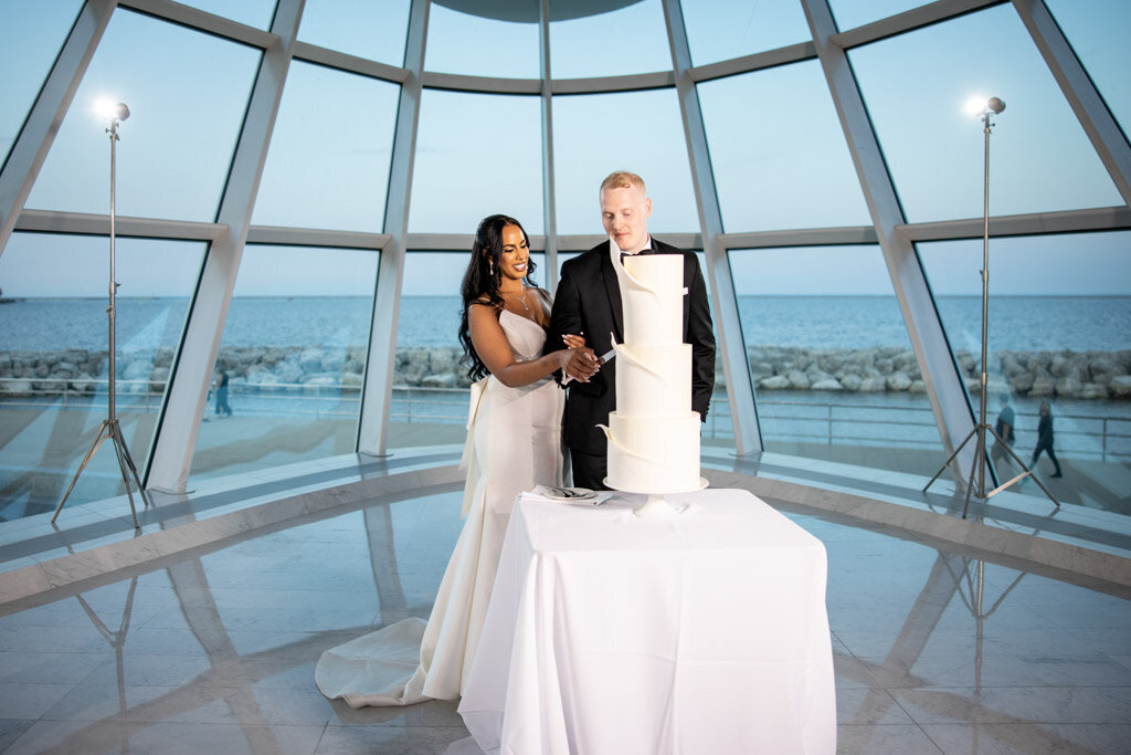 117-Milwaukee-Art-Mueseum-Wedding-Lauren-Ashley-Studios