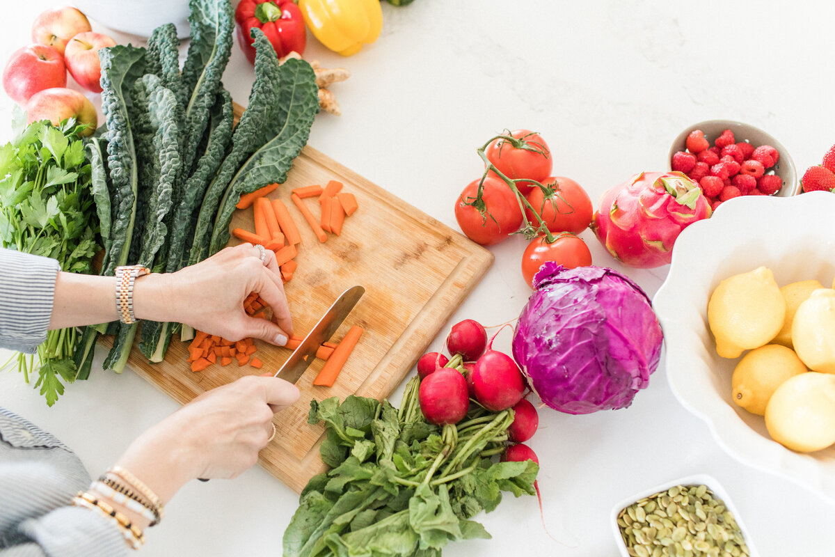 nutritionist cutting fresh vegetables by Orlando brand photographer