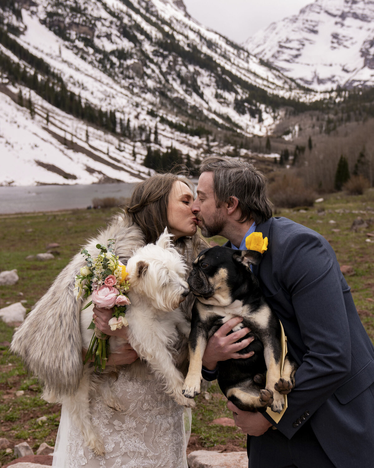 couple kissing