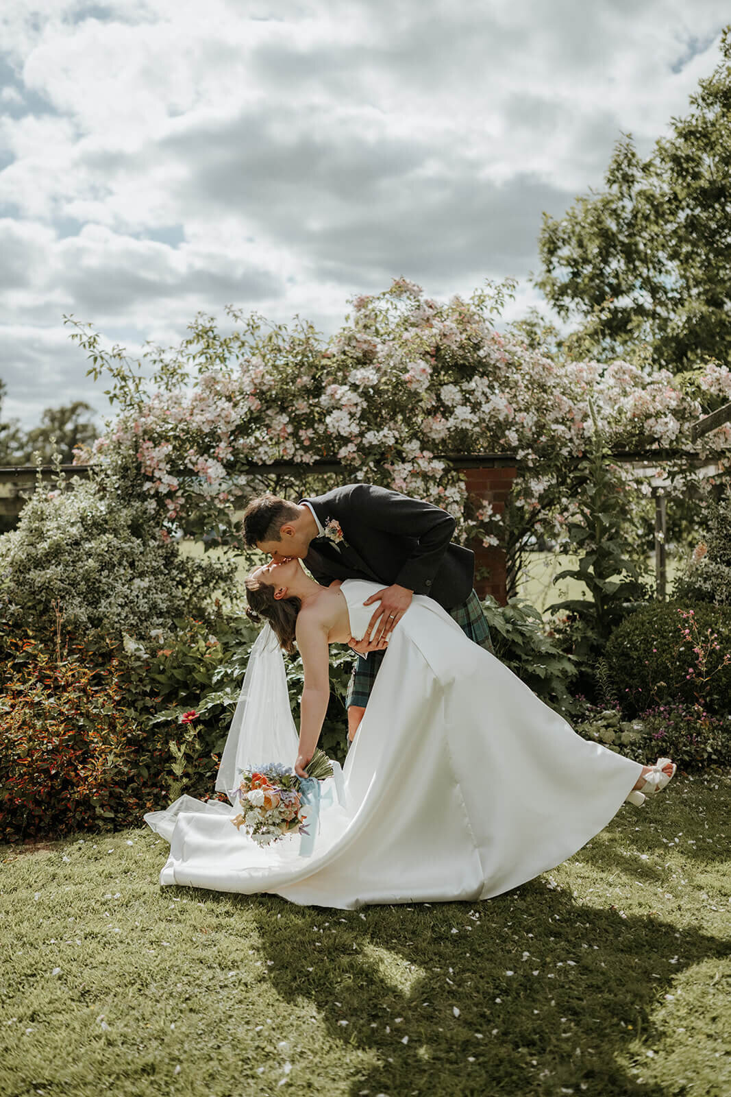 Issy-and-Bella-Floral-Design-Wedding-Florist-Herefordshire-Dewsall-Court-S-J54