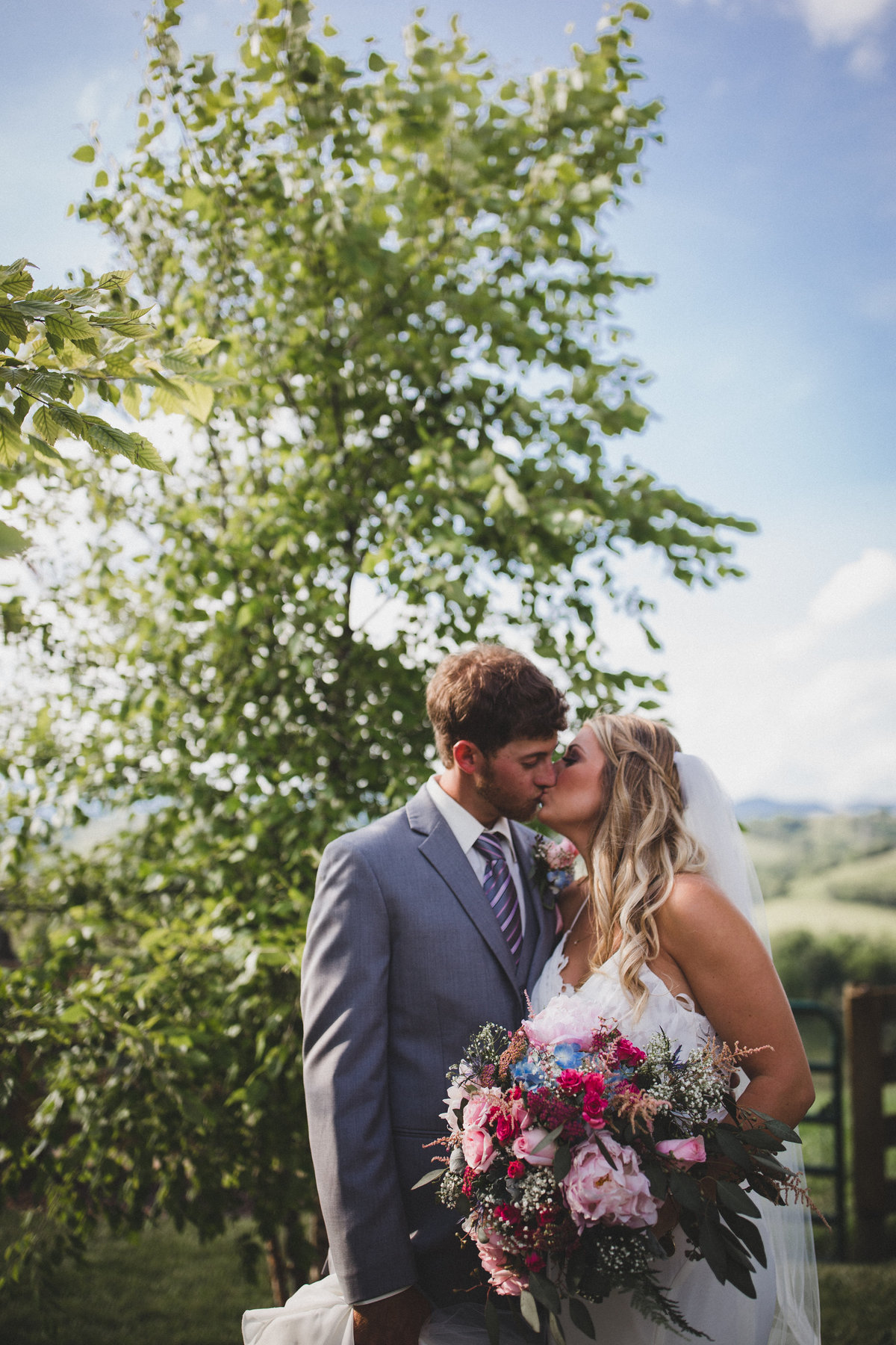 chip-ridge-barns-virginia-wedding-kiss