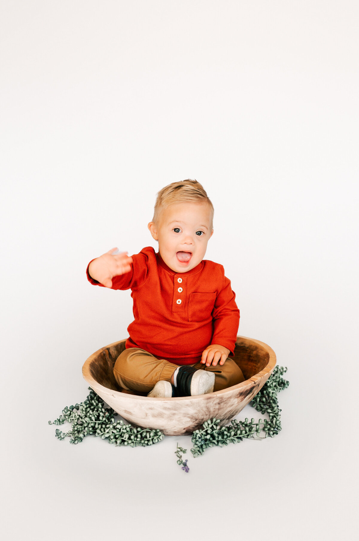 Springfield MO photographer captures toddler boy waving in wood bowl