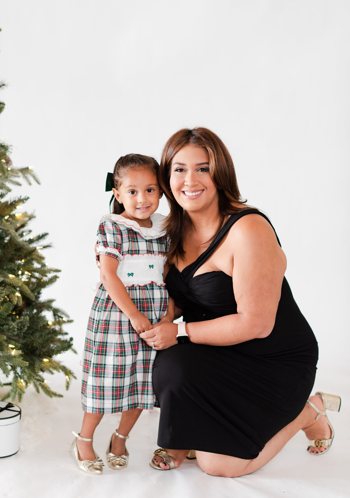 Gallery-2022_11-05 Christmas Minis with Santa Marques Family M Suarez Photography 29MSuarezPhotography