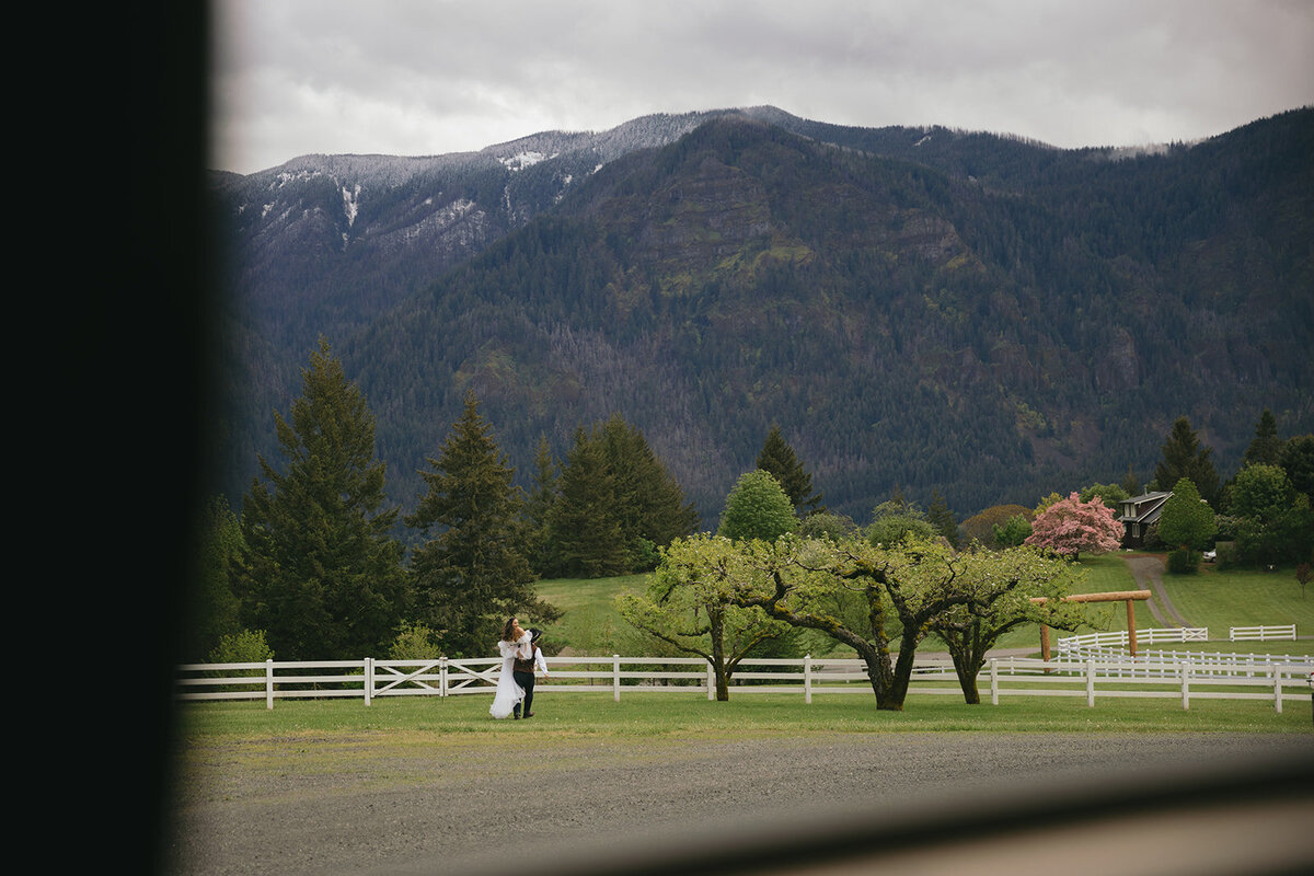 oregon-waterfall-elopement-wind-mountain-ranch-washington-272_websize