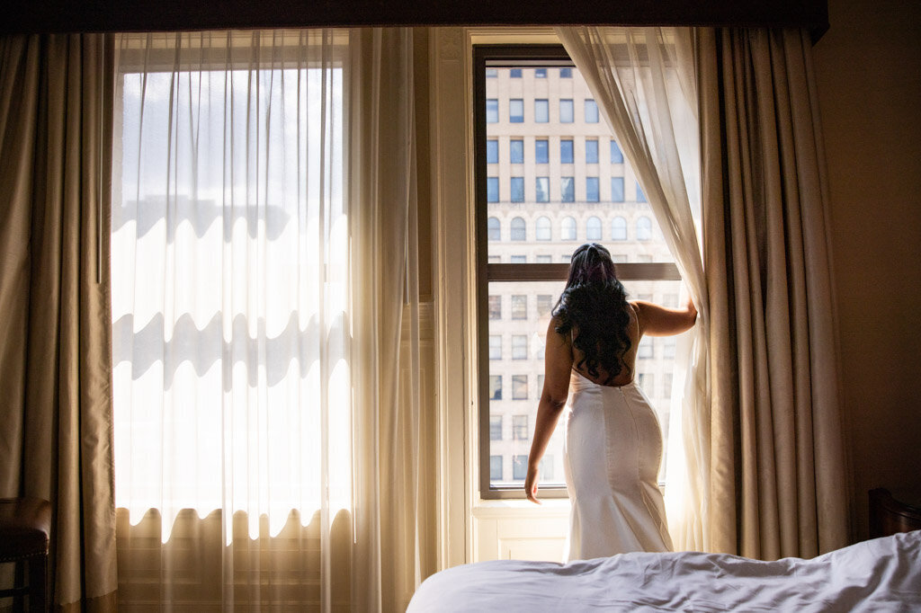 31-Milwaukee-Art-Mueseum-Wedding-Lauren-Ashley-Studios