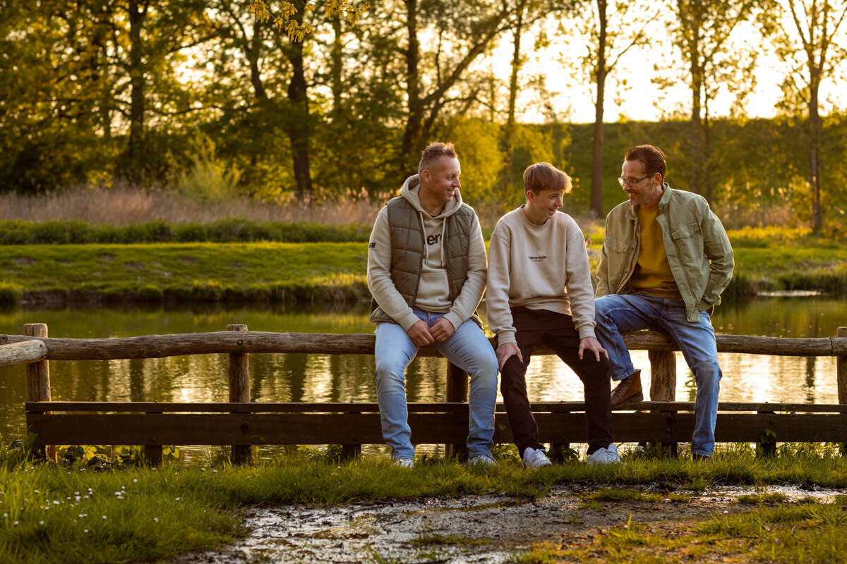 familiefoto vader zoon en oom zonsondergang