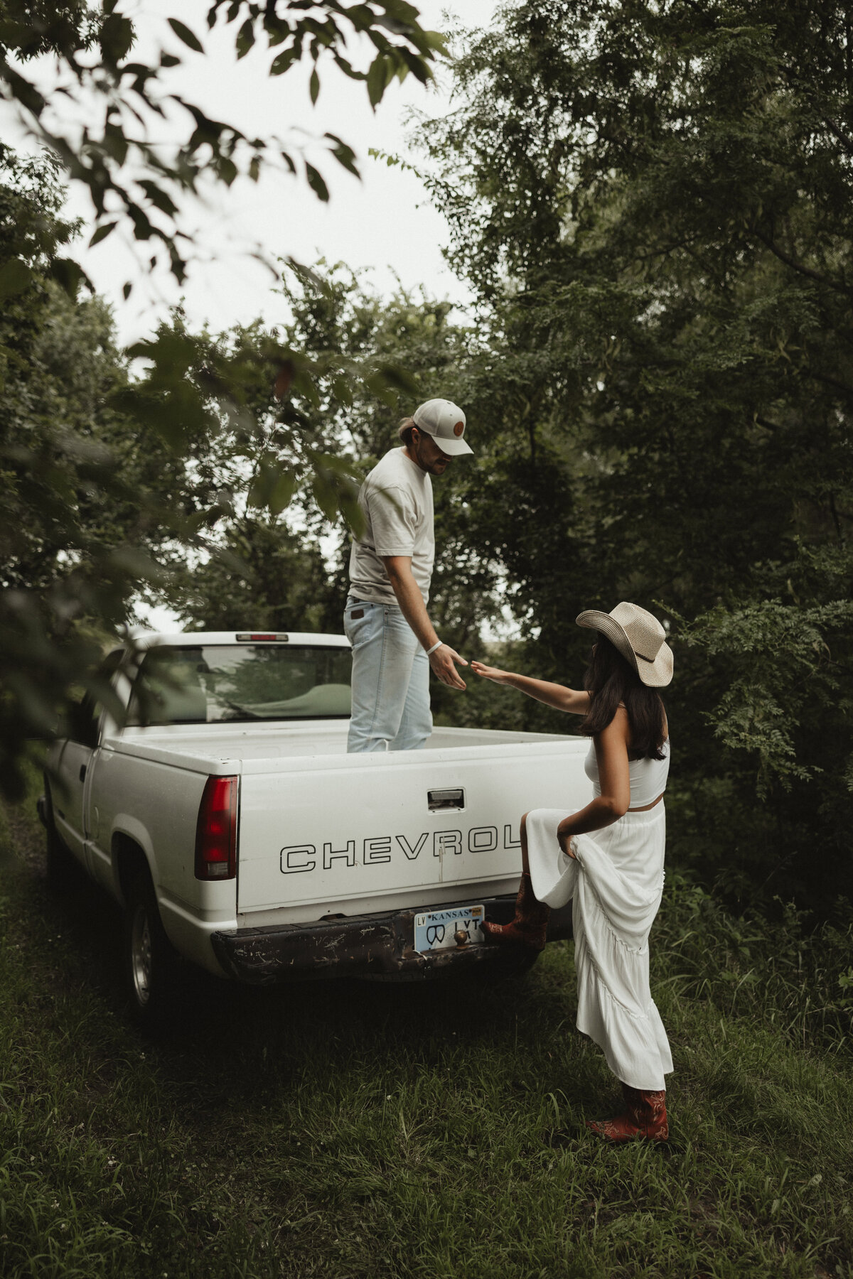 Wildflowercouplessessionwithtruck_emilyarwinephoto-52