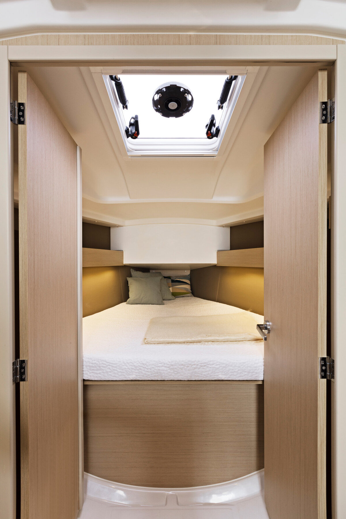 Beneteau-oceanis-30.1-2