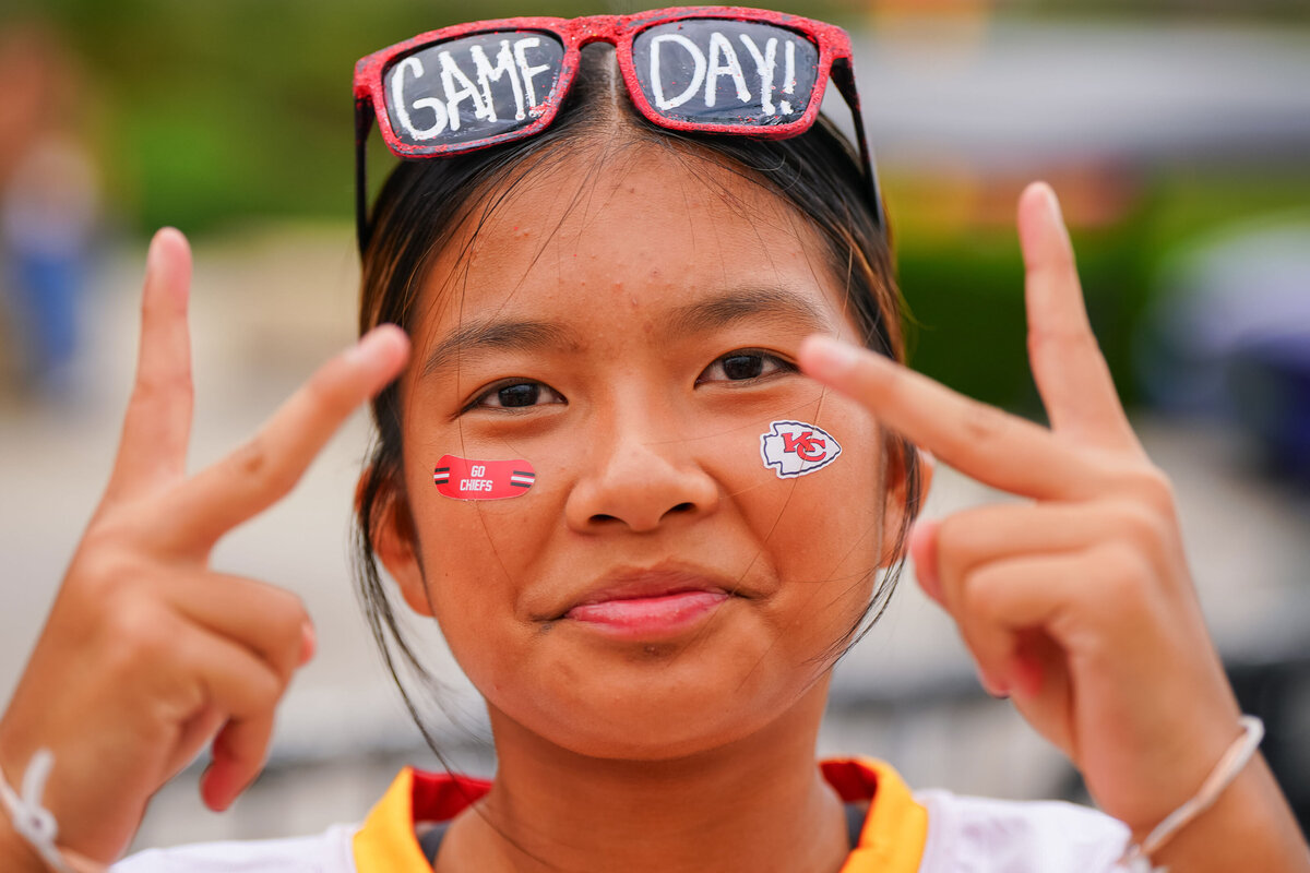 kansas-city-sports-photography-chiefs-0025-young-fan-with-facepaint-and-sign