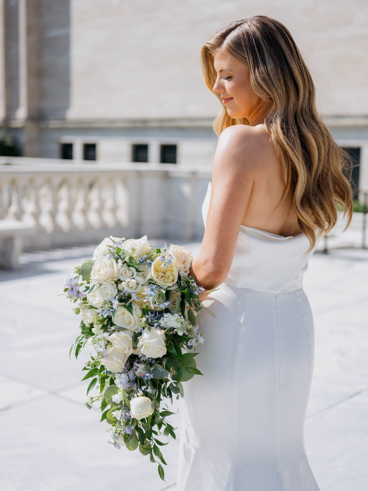 Bride with large bouquet at the Cleveland Art Museum