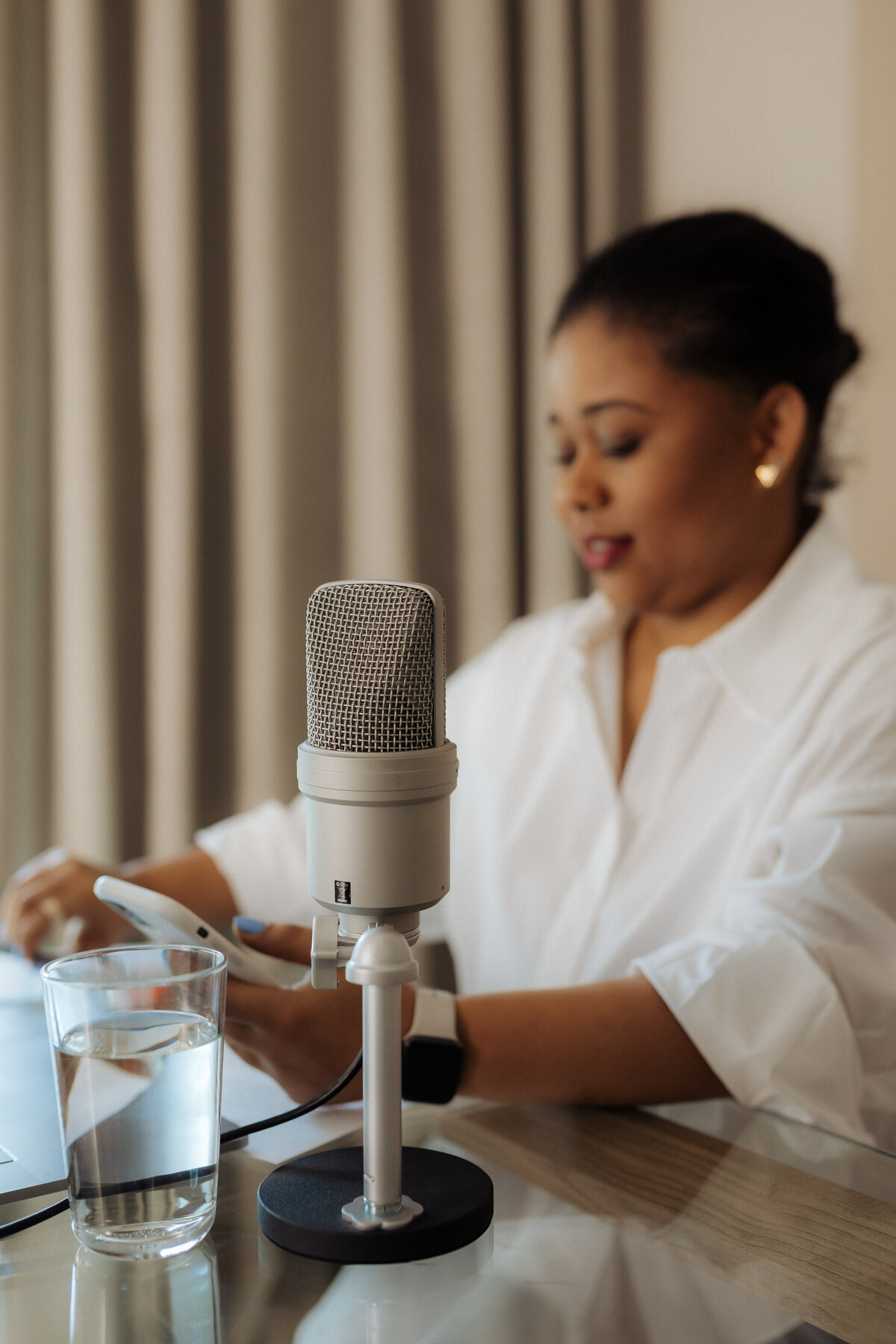 kaboompics_creative-black-woman-freelancer-working-remotely-in-a-modern-workspace-38506