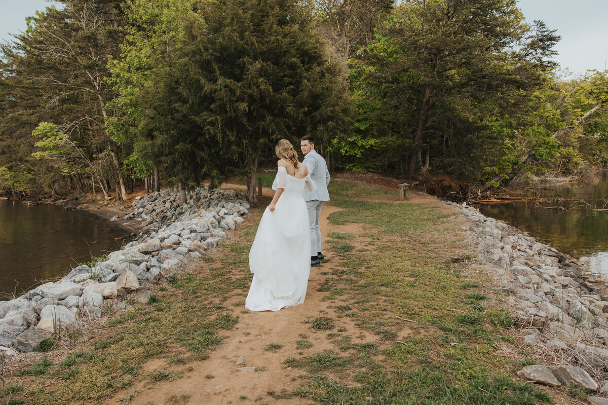 couple eloping in virginia on a lakeside