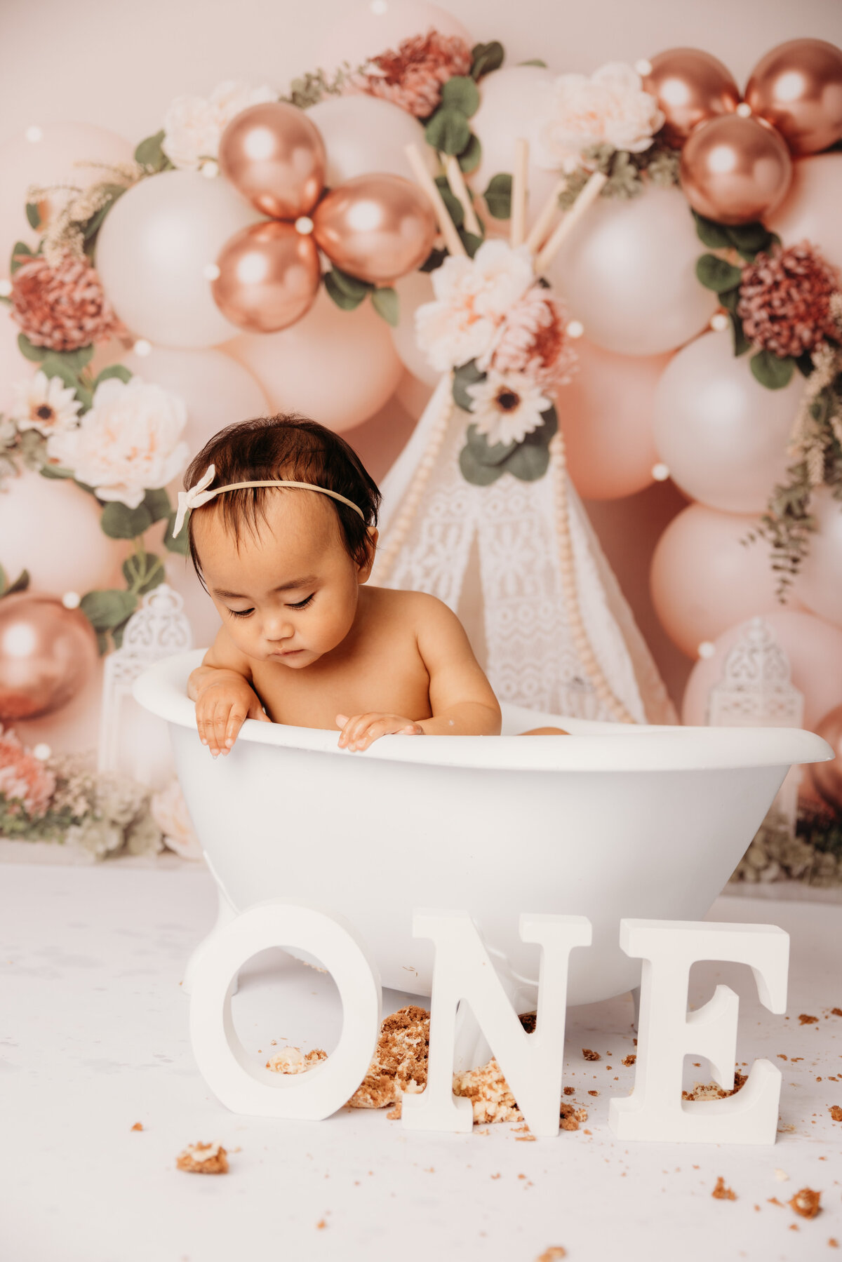 Ammika with her cakesamsh  with michelle kelly photography in auckland
