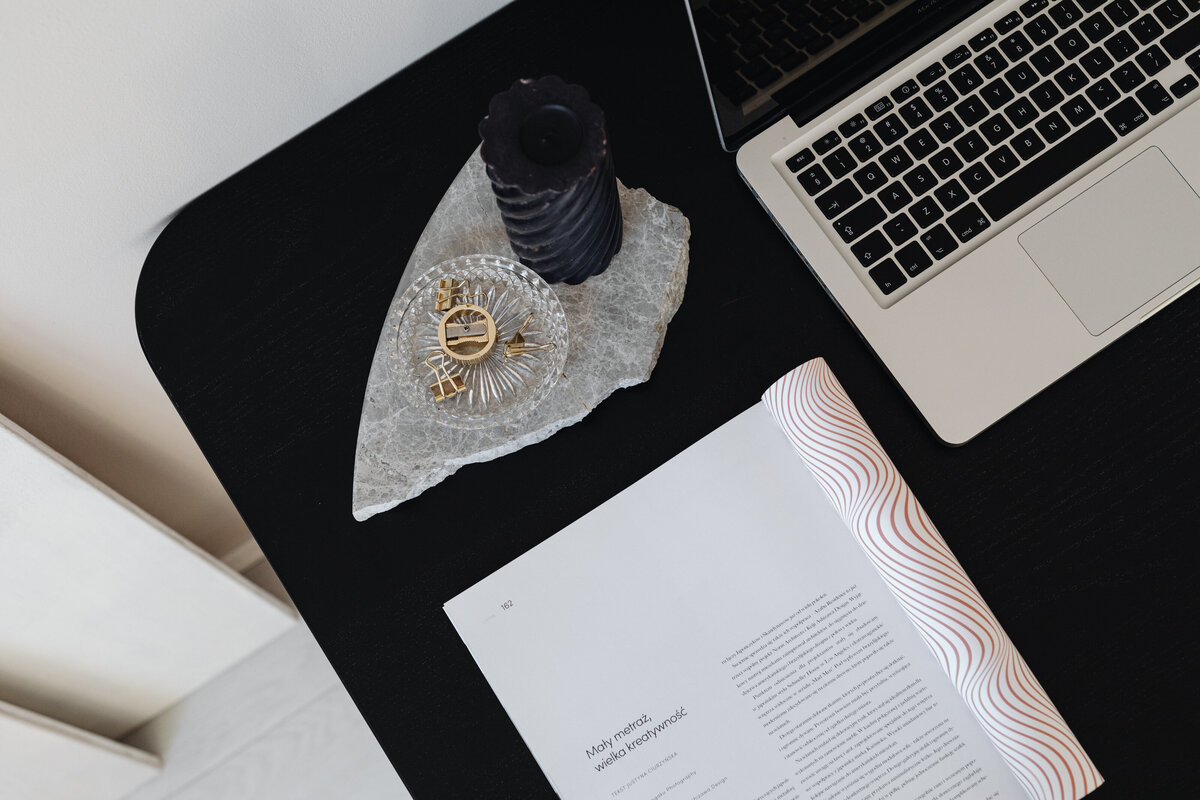 kaboompics_laptop-computer-desk-black-candle-magazine-24824