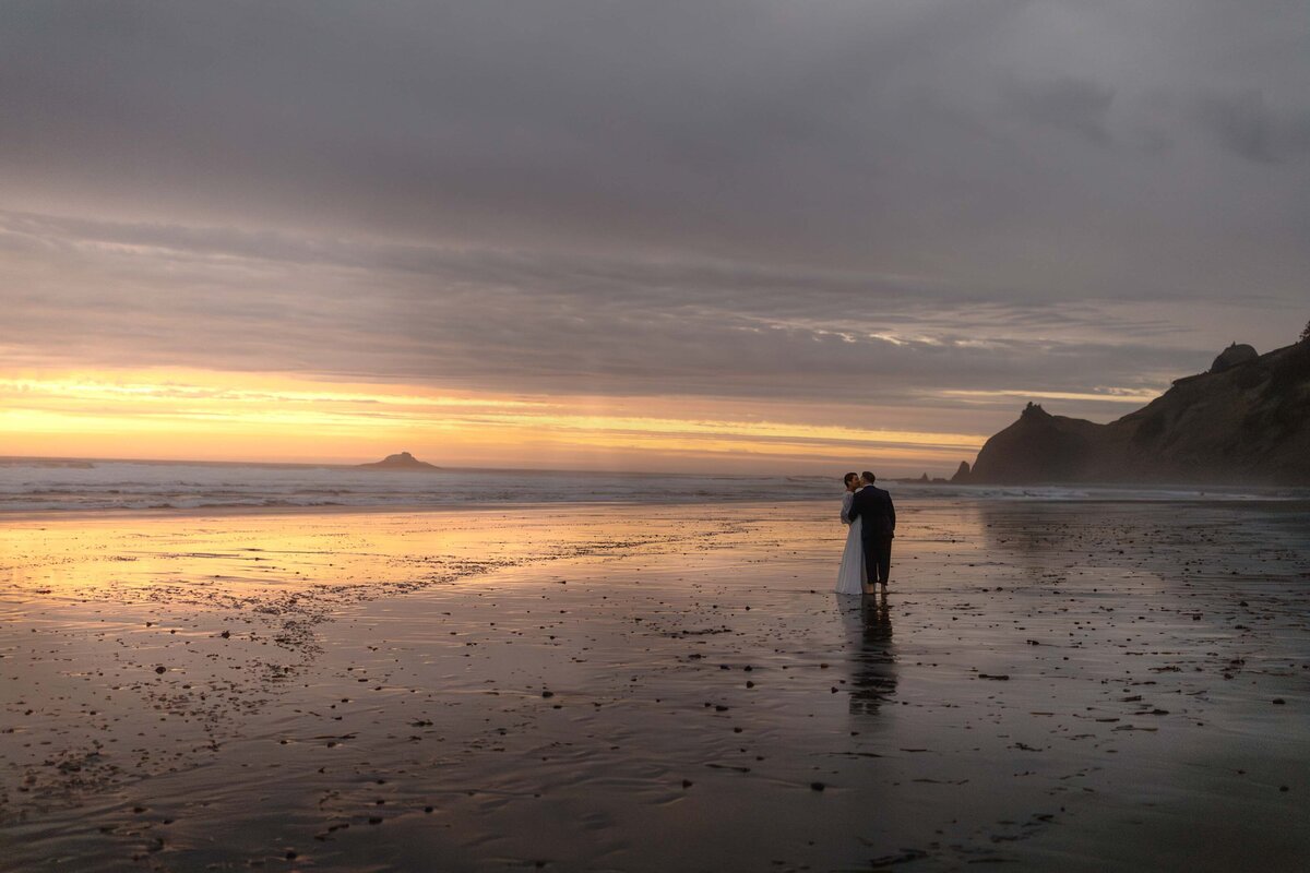 oregon-coast-elopement-lantern-blue-hour-5