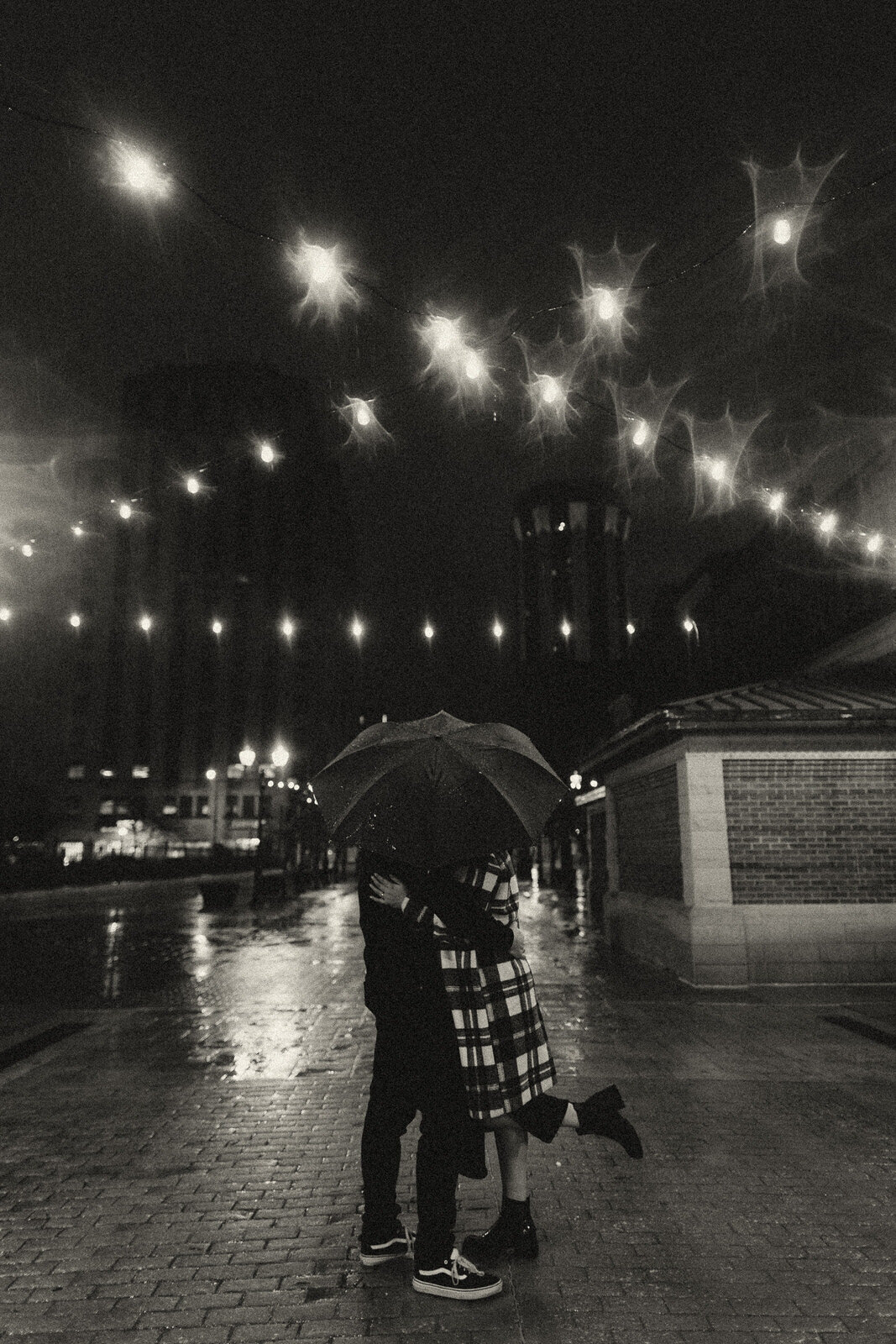 couples-rain-playful-night-session-downtown-moody-umbrella-film-illinois-22