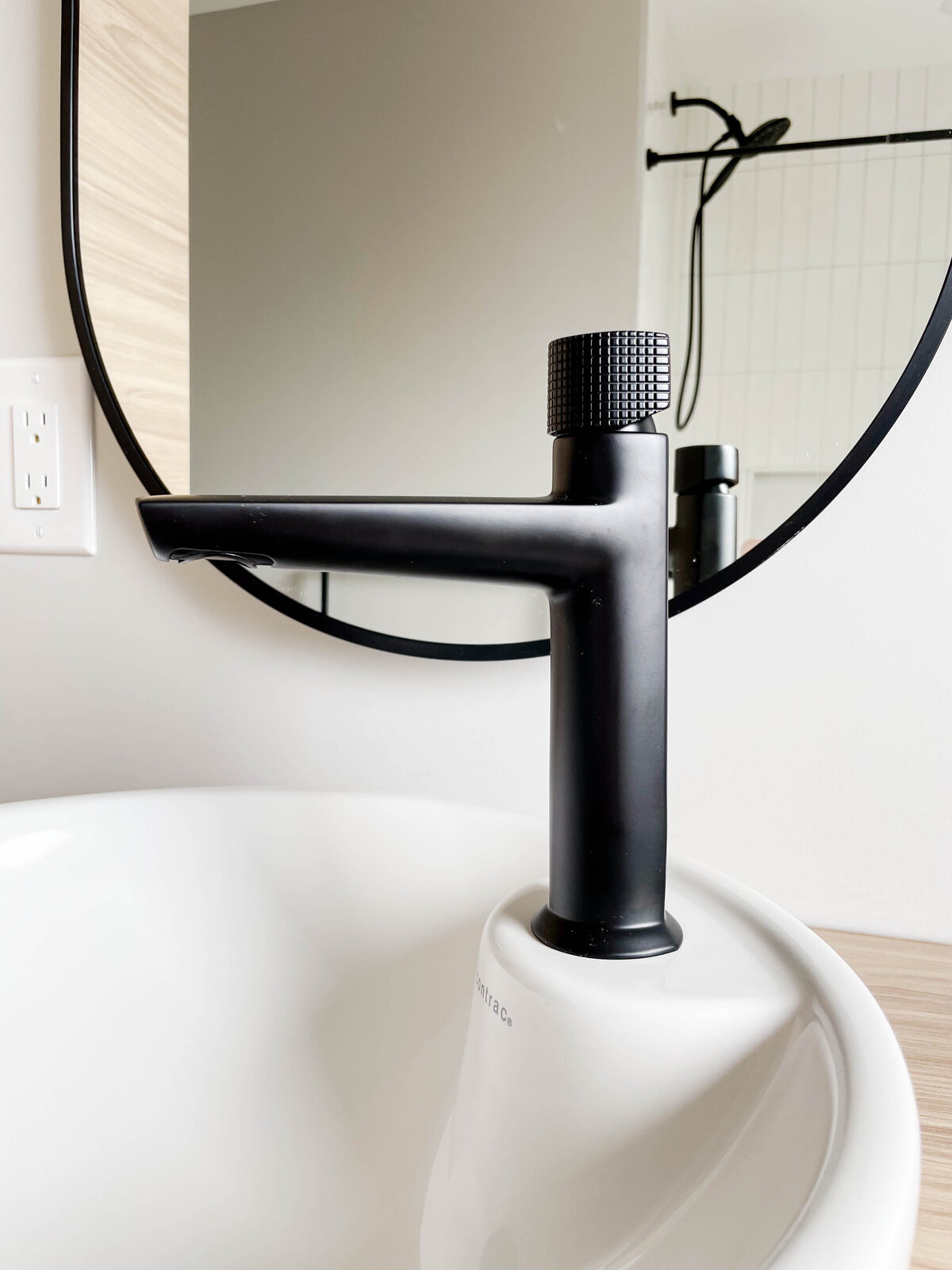 black-bathroom-faucet