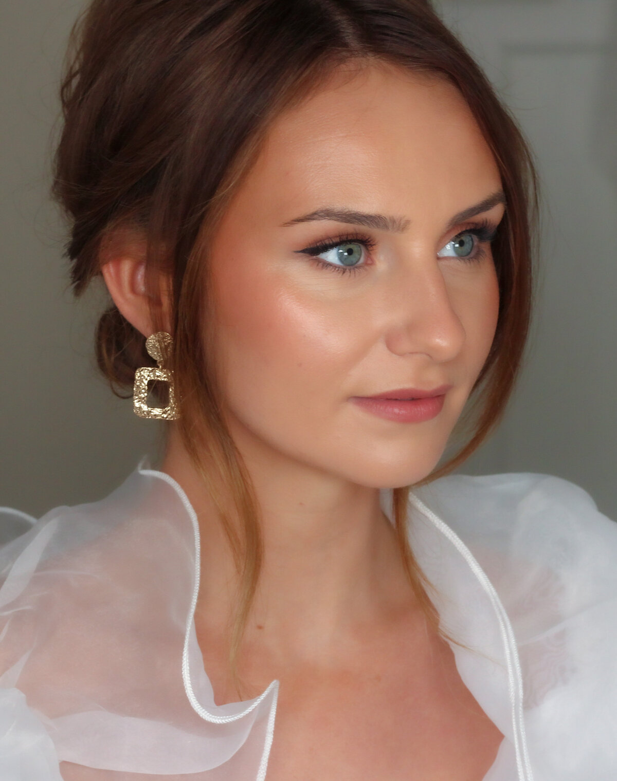 Bride with blue eyes and brown hair soft flawless makeup