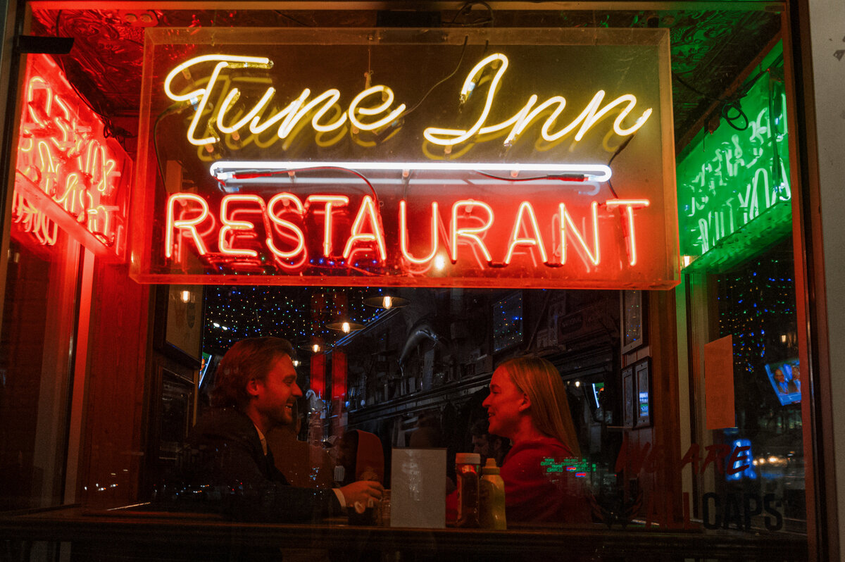 washington-dc-bar-engagement-session-tune-inn