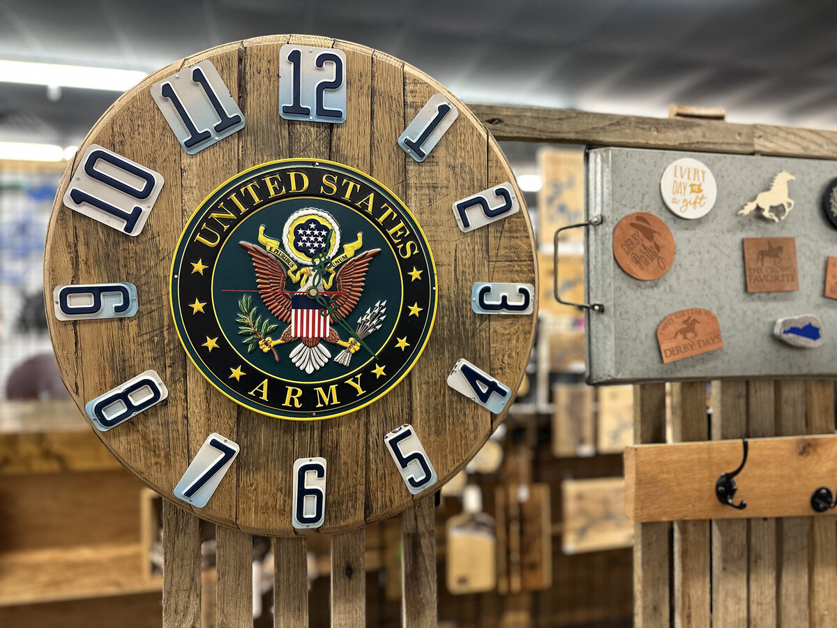 El Gato Azul wood and license plate clock