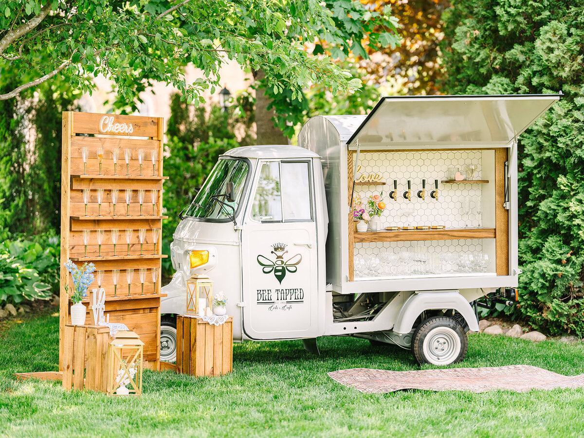 Bee Tapped Dry Bar mobile dry bar for hire, available for weddings and events in Milwaukee