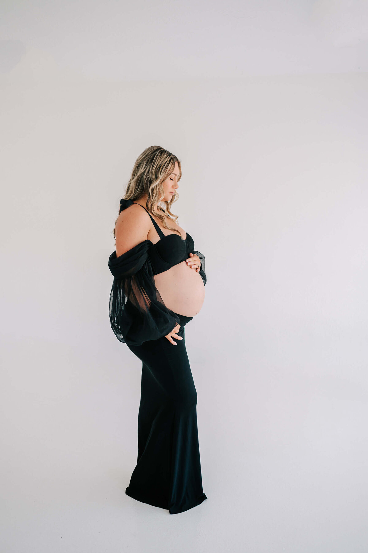 Branson MO maternity photographer Jessica Kennedy of The XO Photogrpahy captures pregnant mom holding baby bump