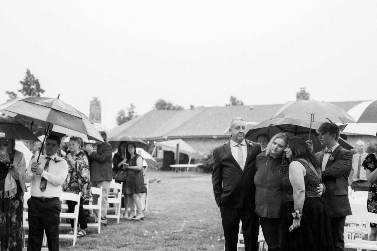 emotional-family-during-ceremony