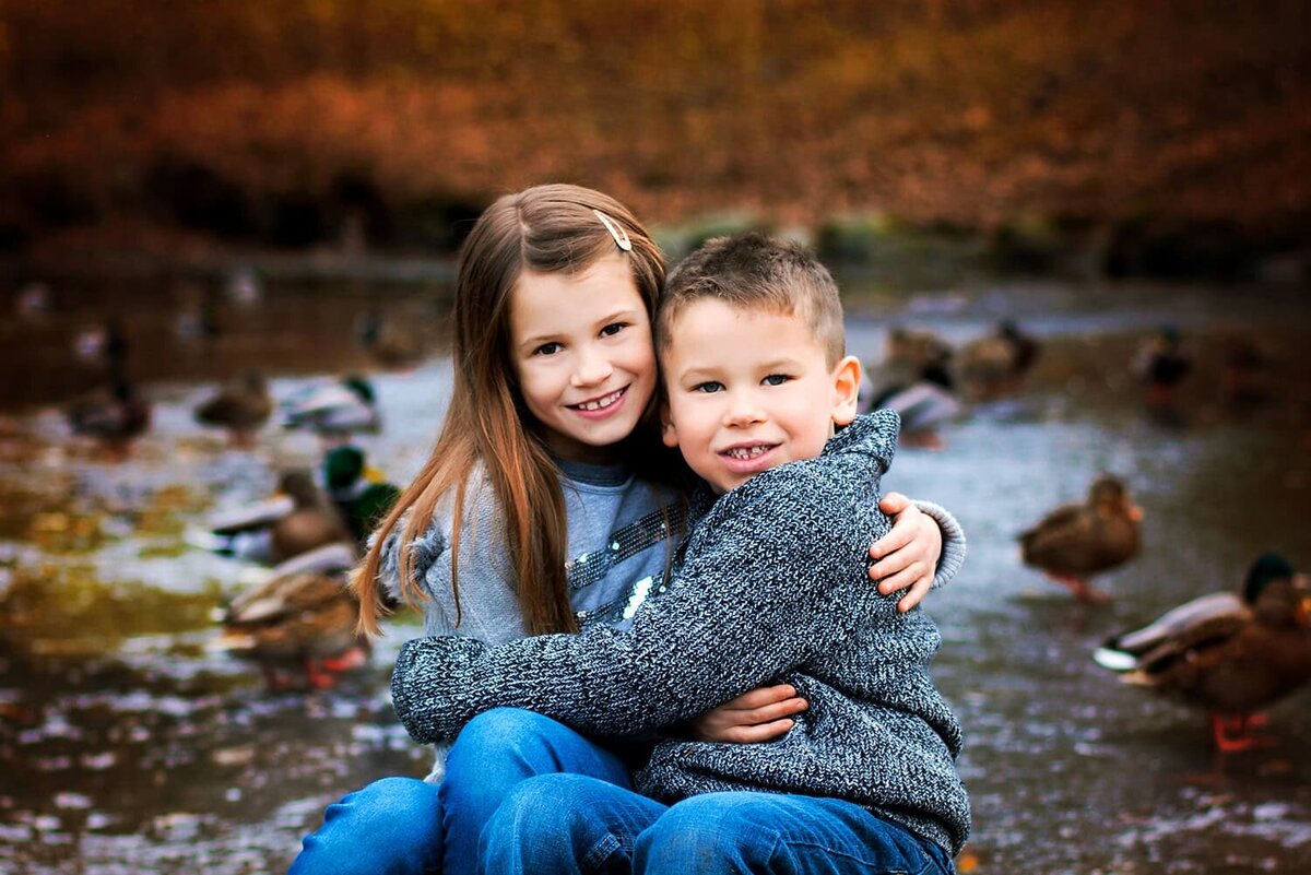 outdoor-family-photography_vancouver-fraser-valley_queen-elizabeth-park_duck-pond-brother-sister