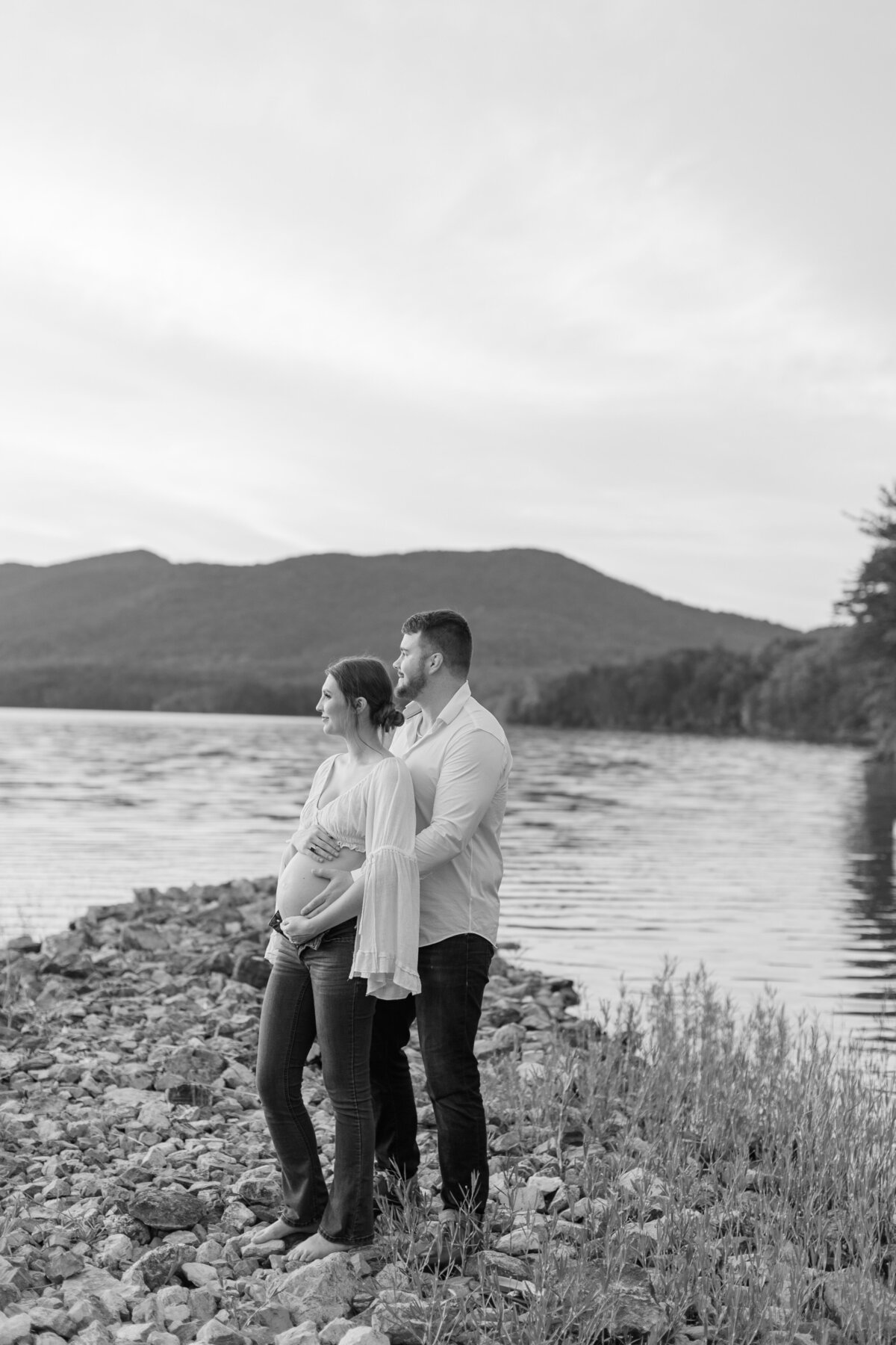 Documentary-Maternity-Session-at-Carvins-Cove-RJ-124