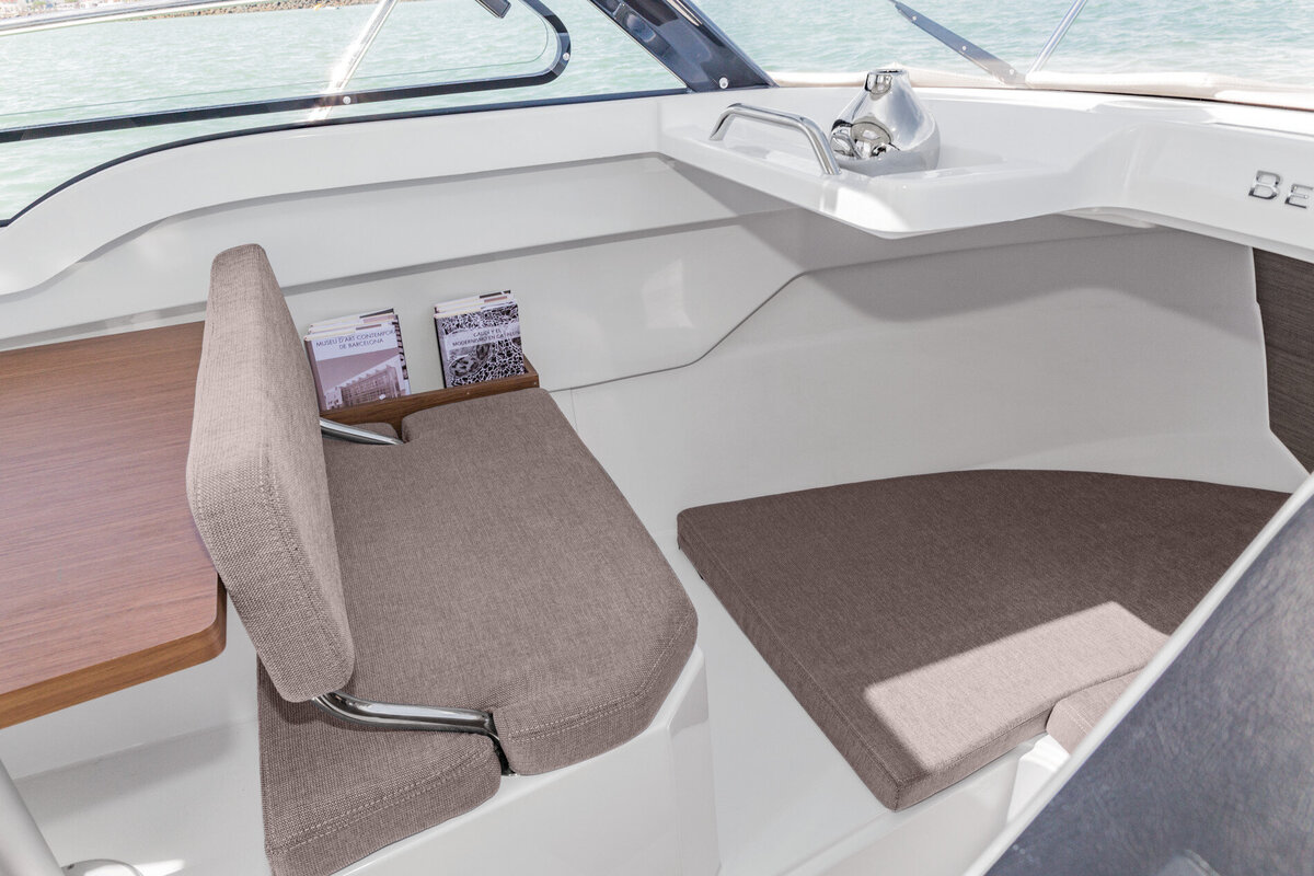 beneteau-antares-7-interior-5