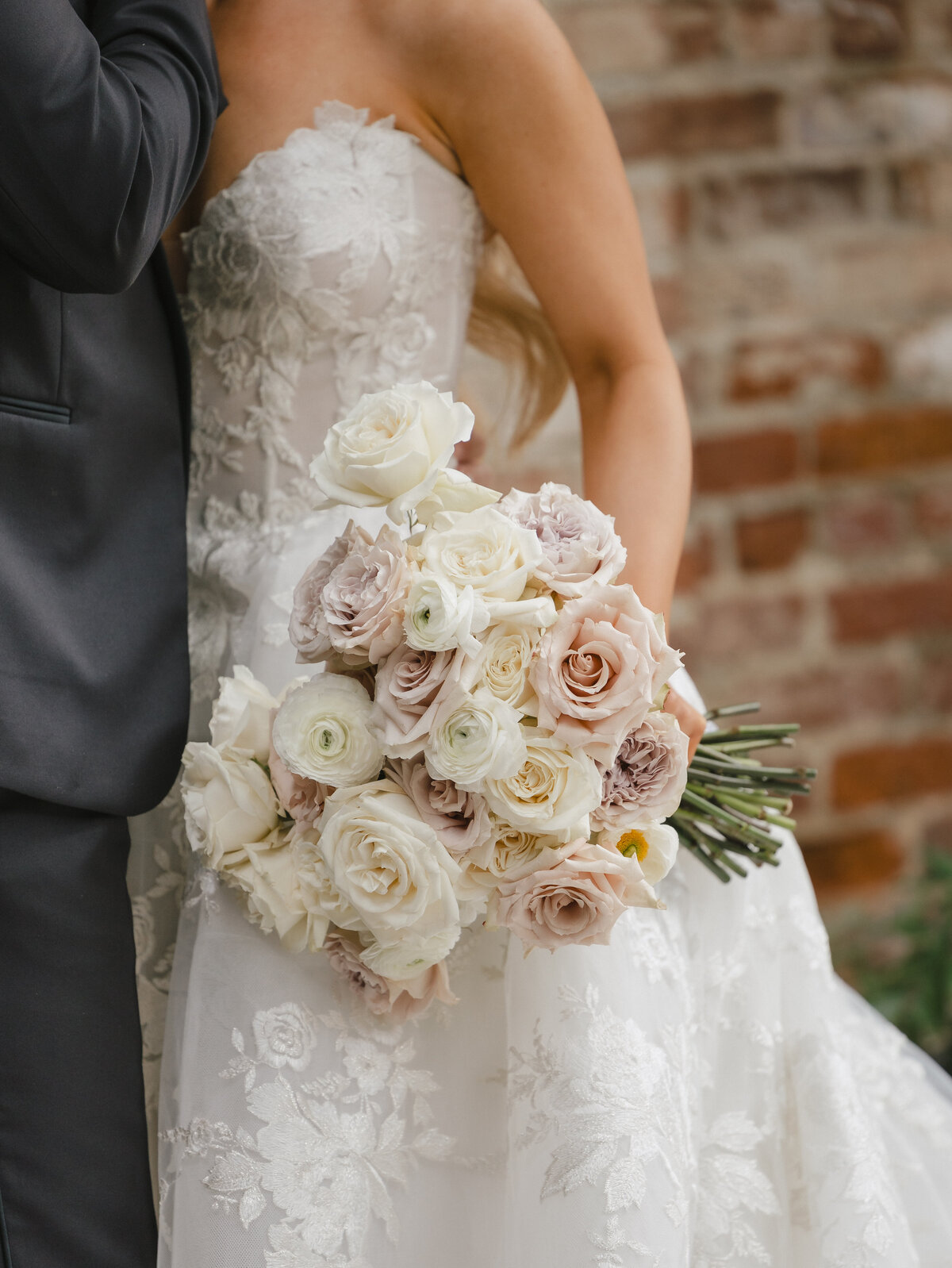 Teasers_OliviaandAlex_Hummingbird-Nest-Ranch_Taylor-Kinzie-Photography-102