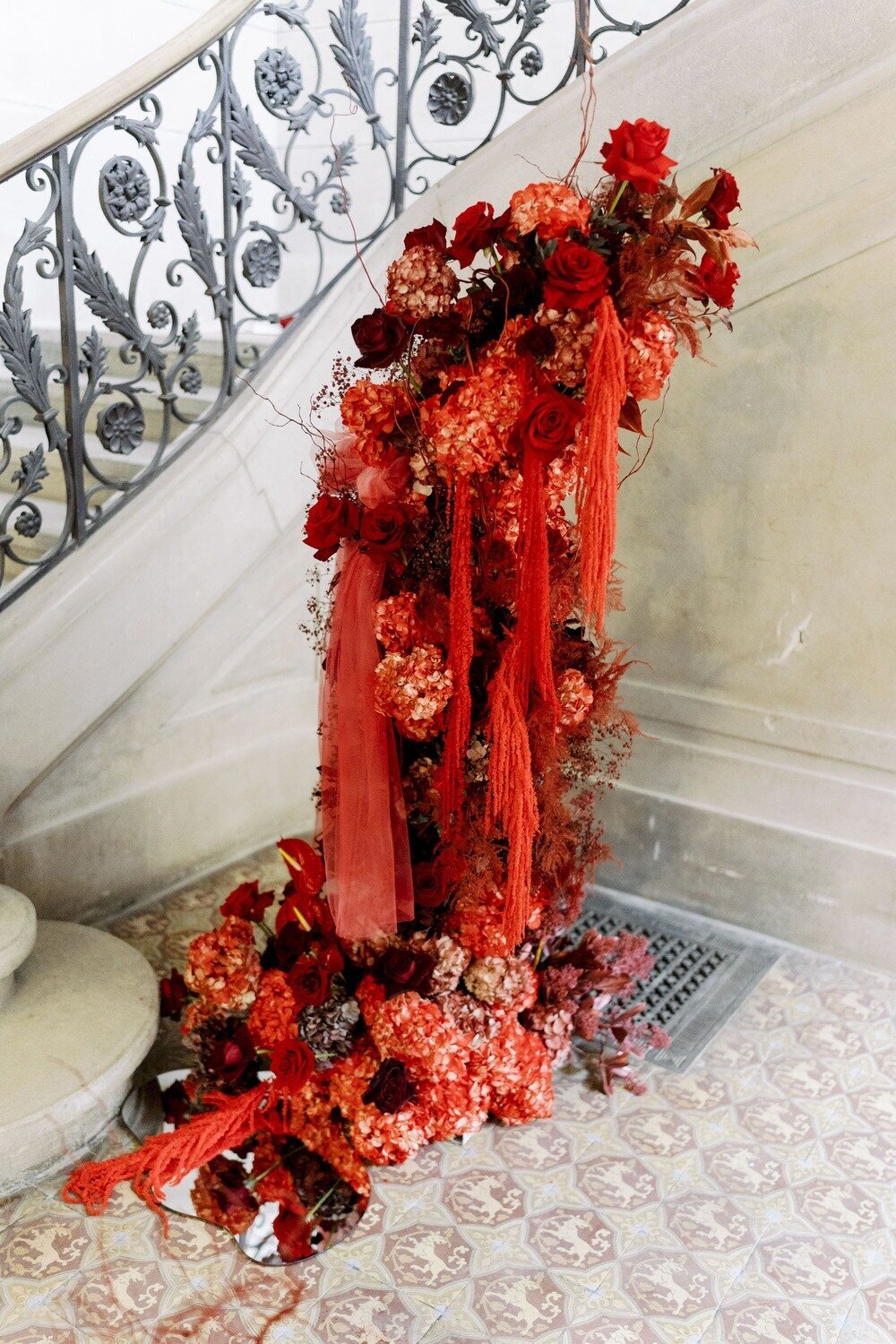 composition-florale-rouge-en-cascade-escaliers-chateau